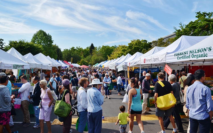1-Find-fresh-and-artisan-food-products-at-farmers-markets,-along-with-friendly-locals.-One-of-the-more-popular-Farmers-Markets-is-in-the-Vancouver-neighbourhood-of-Kitsilano