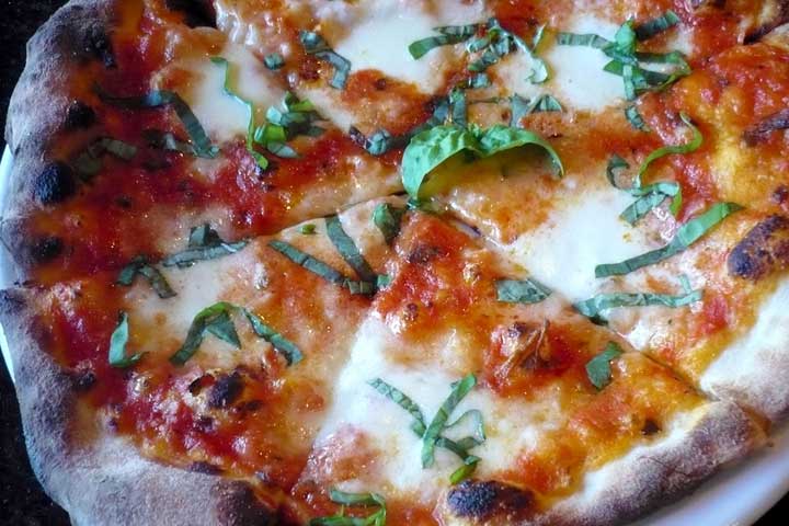 The Golden Boot Caffe: Pizza Margherita